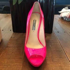 Super sexy hot pink pumps